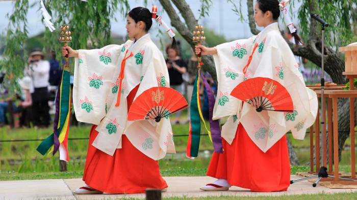 Ritual shinto con Miko.