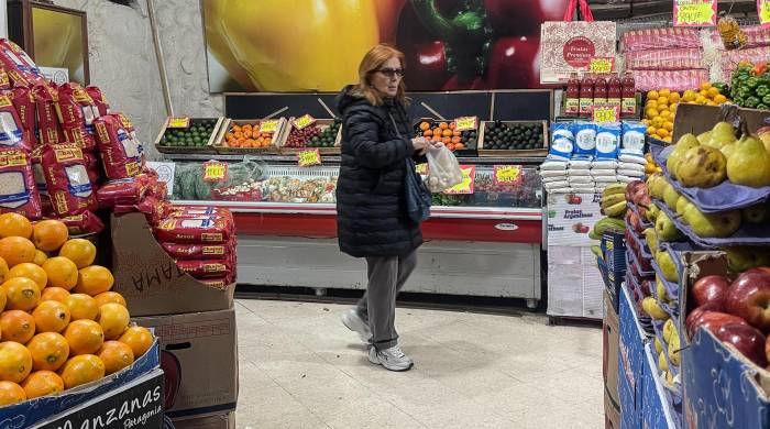 Fotografía de archivo en la que aparece una persona mientras realiza compras en un supermercado.