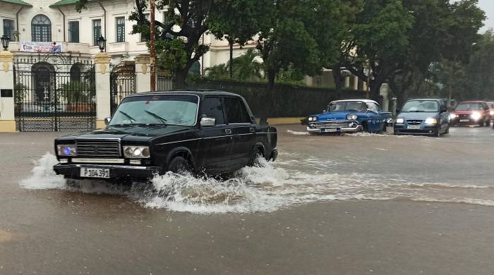 Un vehículo transita por una calle inundada, este 22 de junio de 2024, en La Habana.