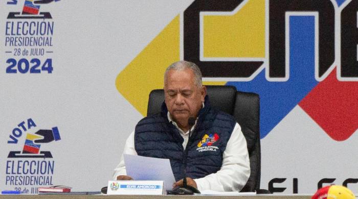 El presidente del Consejo Nacional Electoral (CNE) de Venezuela, Elvis Amoroso, presenta un boletín oficial este domingo, en Caracas.
