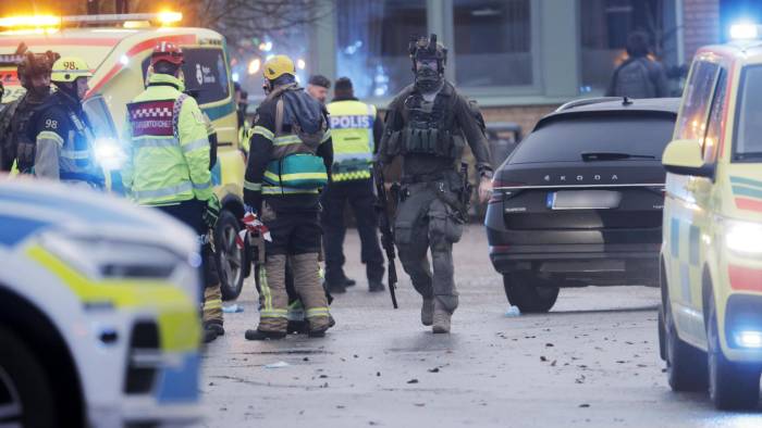 El personal de emergencia se reúne después de un tiroteo en la Escuela Risbergska en Örebro, Suecia.