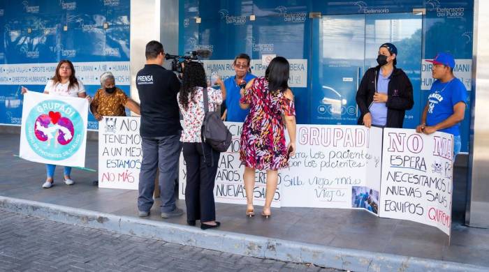 Los pacientes de hemodiálisis han acudido a la Defensoría del Pueblo para presentar sus demandas de un mejor servicio.