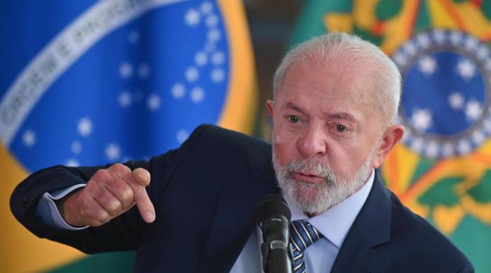 El presidente de Brasil, Luiz Inácio Lula da Silva, habla durante una entrevista con periodistas de agencias de noticias internacionales este lunes, en el Palácio de la Alvorada en Brasilia.