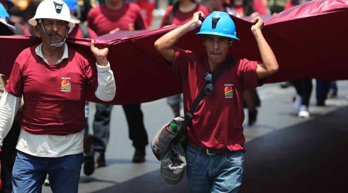 Mineros artesanales se manifiestan para exigir la derogación de un decreto que, a su juicio, pone en riesgo la formalización de miles de ellos, este lunes en Lima, Perú.