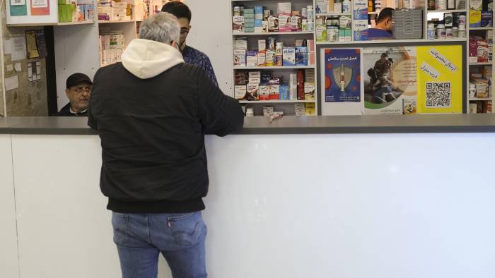 Fotografía de archivo en donde se ve a un hombre que compra medicamentos en una farmacia.