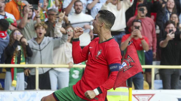 El delantero portugués Cristiano Ronaldo celebra un gol con su selección.