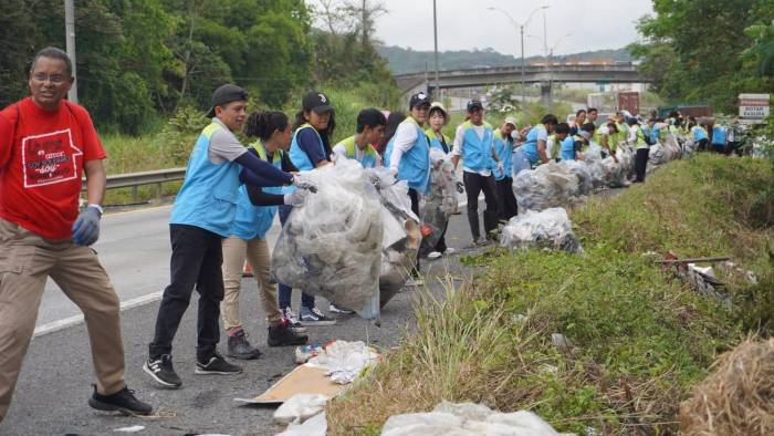 Voluntarios de ASEZ Panamá en una jornada de limpieza en el Parque Nacional Camino de Cruce, ubicado en la Vía Centenario.