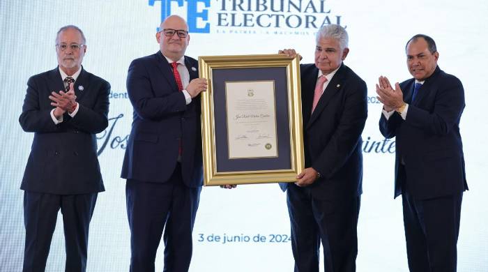 Mulino recibió las credenciales del magistrado presidente del TE, Alfredo Juncá.