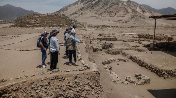 Turistas visitan una zona arqueológica de Perúl.