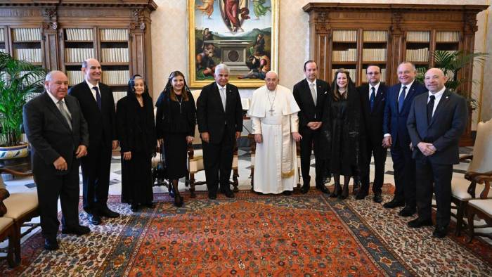 De izquierda a derecha: Alberto Vallarino, Felipe Chapman, Delia Cardenas, Maricel de Cohen, José Raúl Mulino, el Papa Francisco, Javier Martinez Acha, Mireya de Martinez Acha, Julio Molto, Alberto Alemán Zubieta y el Dr Angel Alvarado.