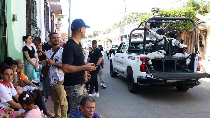 Migrantes se agrupan en una estación migratoria en Tapachula. Activistas y albergues de la frontera sur de México perciben una disminución de migrantes en la zona.