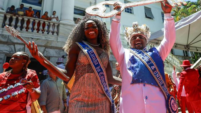 El monarca carioca recibió las llaves de manos del alcalde de Río, Eduardo Paes, en una ceremonia simbólica en el Palacio de la Ciudad, que estuvo cargada de samba, color y alegría, en el preámbulo de la fiesta que se extenderá hasta el próximo martes.