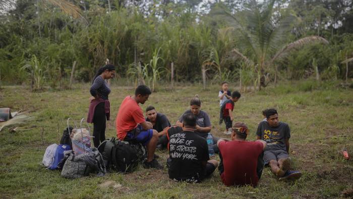 Migrantes descansan en un refugio improvisado este sábado, en la comarca Guna Yala, en Puerto de Cartí .