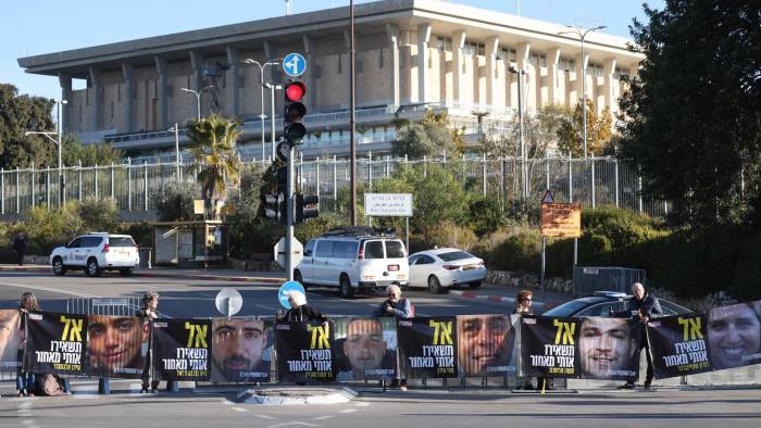 Manifestantes con fotografías de rehenes israelíes retenidos por Hamás en Gaza se manifiestan frente a la Knesset, el Parlamento israelí, pidiendo su liberación, en Jerusalén, el 14 de enero de 2025.