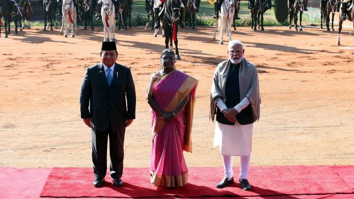 El presidente de Indonesia, Prabowo Subianto (I), posa para una foto con el primer ministro indio, Narendra Modi (D), y la presidenta india Droupadi Murmu (C), durante una recepción de bienvenida en la Casa del Presidente en Nueva Delhi, el 25 de enero de 2025.