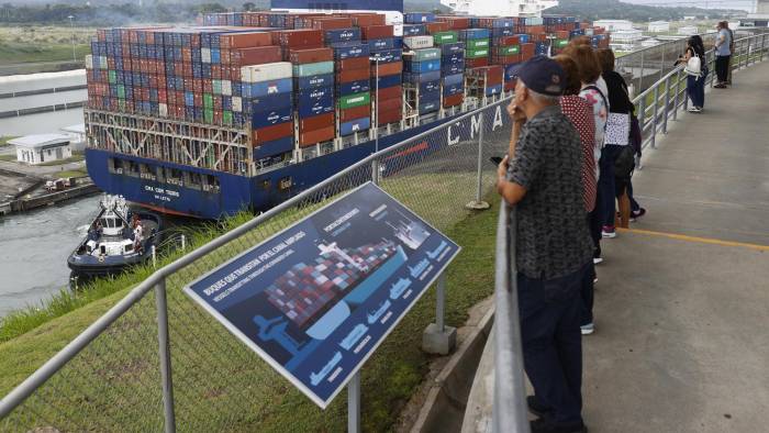 Fotografía de archivo del 25 de octubre de 2024 de un buque pasando por el Canal de Panamá, en Colón (Panamá).