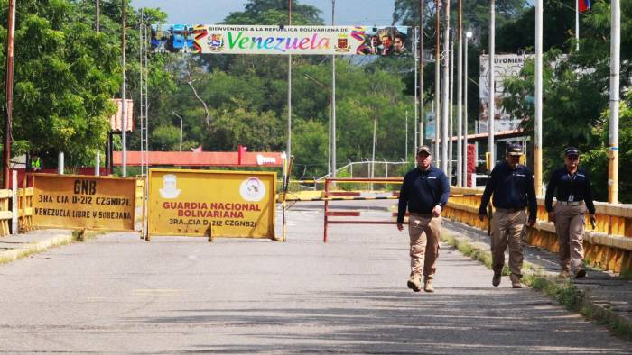 Integrantes de Migración Colombia recorren el puente Francisco de Paula Santander que une a Cúcuta con Ureña Venezuela, este 10 de enero de 2025, en Villa del Rosario (Colombia).