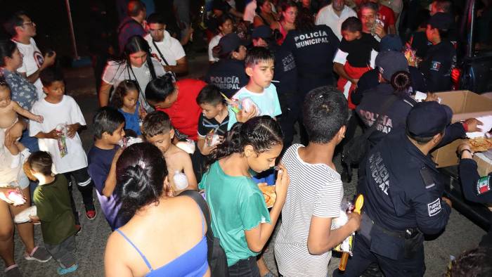 Migrantes reciben comida este martes en campamentos improvisados y plazas principales en el municipio de Tapachula en Chiapas (México).