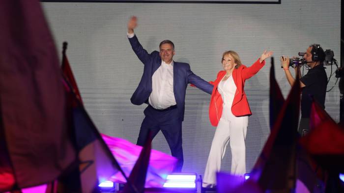 Yamandú Orsi (i) del Frente Amplio celebra la victoria en las elecciones de este 24 de noviembre de 2024, en Montevideo.