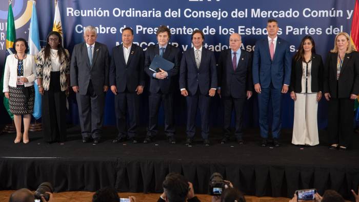 De izquierda a derecha, el presidente de Panamá, José Raúl Mulino, posa junto a los presidentes de Bolivia, Argentina, Uruguay, el ministro de Relaciones Exteriores de Brasil, y el presidente de Paraguay, en la sede del Mercosur en Montevideo, Uruguay.