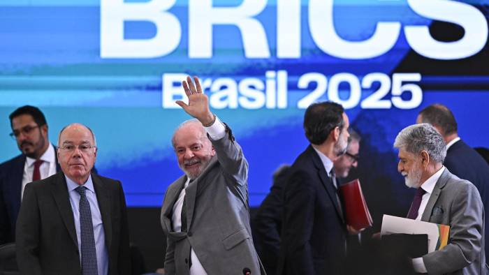 El miércoles, 26 de febrero, el presidente de Brasil, Luiz Inácio Lula da Silva (c) intervino en una reunión del foro BRICS con duras y veladas críticas a muchas de las políticas que ha adoptado en las últimas semanas el mandatario estadounidense, Donald Trump.