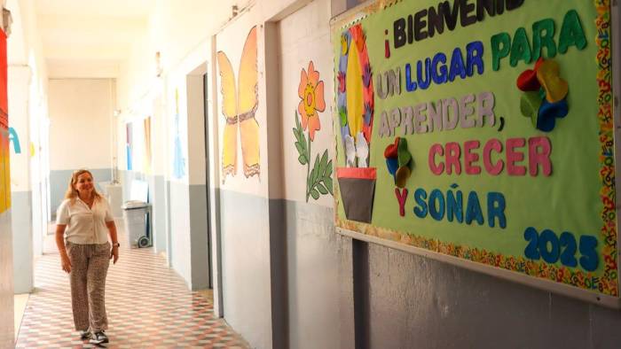 Docentes prepararon murales decorativos para darle la bienvenida a sus estudiantes este lunes.