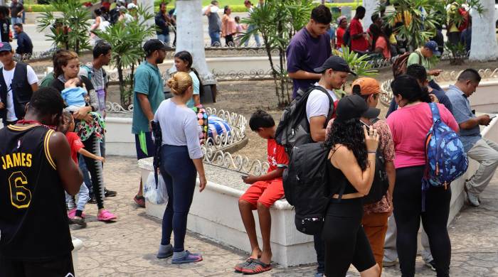 Migrantes se reúnen en una plaza, el 3 de mayo de 2024, en la ciudad de Tapachula (México). EFE /Juan Manuel Blanco