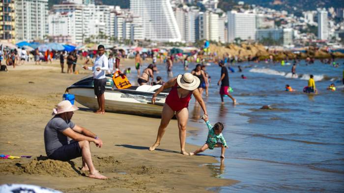 Acapulco recupera el 65 % de su turismo tras huracanes