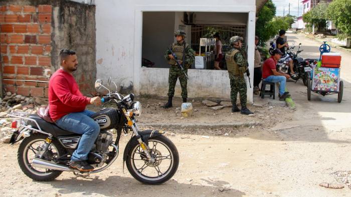 Fotografía de archivo de soldados colombianos patrullando en la zona del Catatumbo.