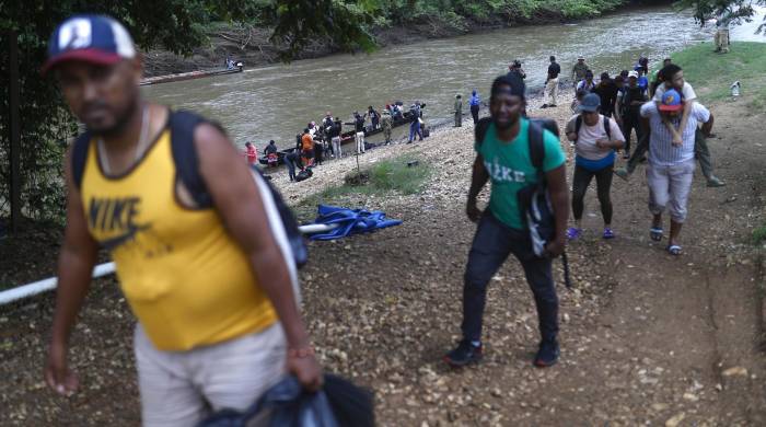 Fotografía de archivo en donde se ven migrantes que llegan en embarcaciones a la Estación Temporal de Recepción Migratoria, en Lajas Blancas, Darién.