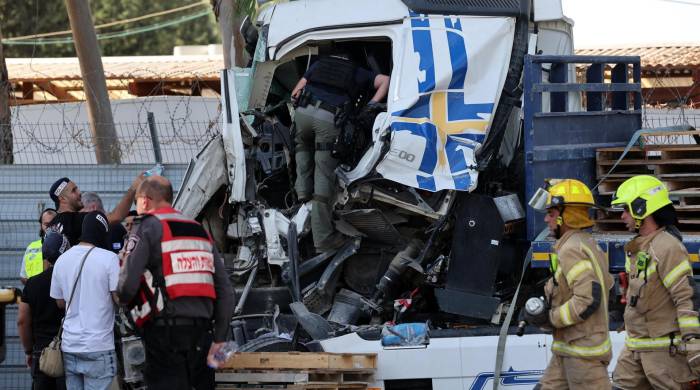 La policía israelí inspecciona el lugar en el que un camión atropelló a un grupo de viandantes cerca de una parada de autobús en Glilot, al norte de Tel Aviv, el 27 de octubre de 2024.