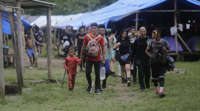 Foto de archivo de migrantes de diferentes nacionalidades que cruzan un campamento en medio de un operativo en plena selva del Darién, frontera natural entre Colombia y Panamá.