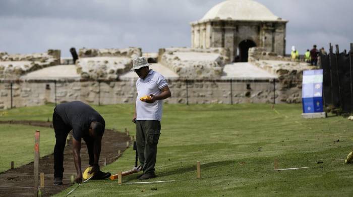El arqueólogo Tomás Mendizabal (d) trabaja en el Fuerte San Lorenzo en ciudad de Panamá.