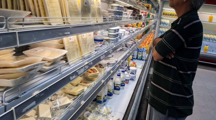 Un hombre observa los productos en un estante de un supermercado, en Caracas, Venezuela.