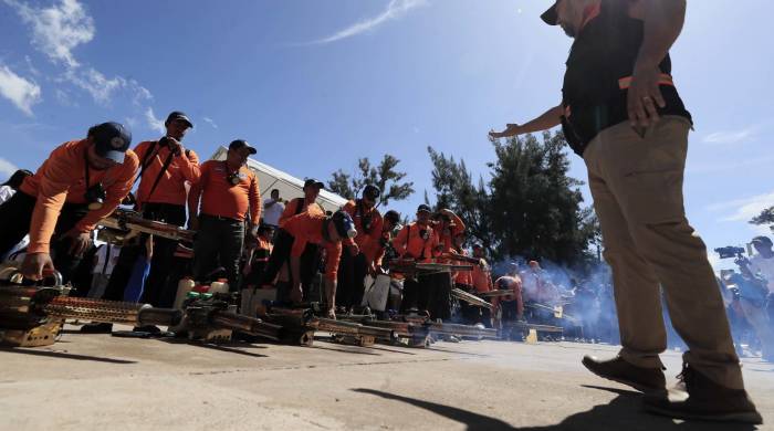 Empleados del COPECO participan en la campaña contra el dengue, en Tegucigalpa (Honduras).