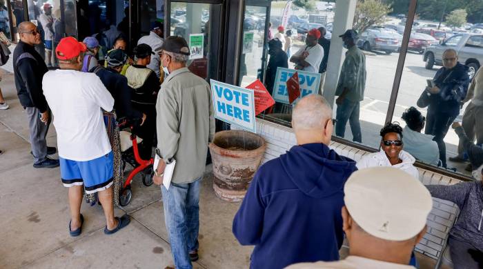 Personas esperan en una larga fila para emitir su voto durante el primer día de votación anticipada para las elecciones presidenciales de EE.UU. en Decatur, Georgia.