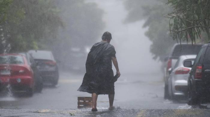 Una persona camina bajo la lluvia, en Monterrey, Nuevo León (México). Imagen de archivo.