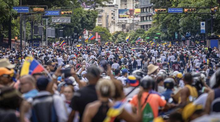 Ciudadanos asisten a una manifestación de apoyo al candidato a la presidencia de Venezuela Edmundo González Urrutia este martes, en la sede de la ONU en la av. Francisco de Miranda.