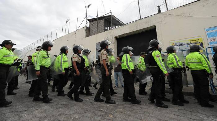 Fotografía de archivo que muestra a policías durante un operativo en una cárcel de Ecuador a inicios de 2024.