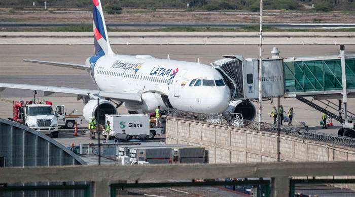 Fotografía de un avión en el Aeropuerto Internacional de Maiquetía Simón Bolívar, este miércoles en La Guaira.