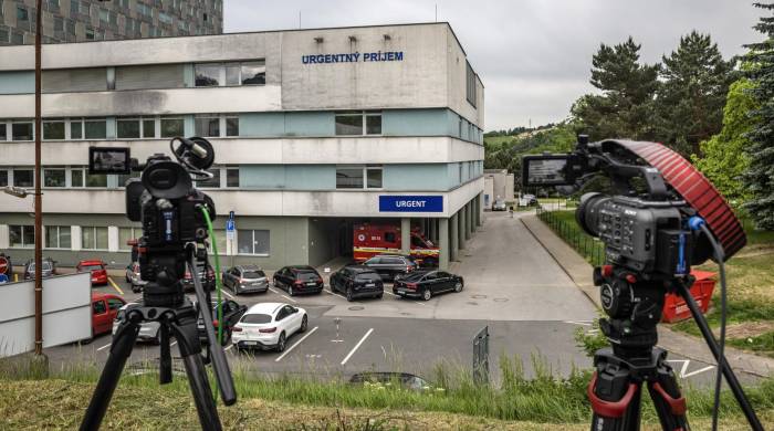Imagen de cámaras de televisión en las inmediaciones del Hospital Universitario F. D. Roosevelt, donde el primer ministro eslovaco, Robert Fico, está siendo tratado.