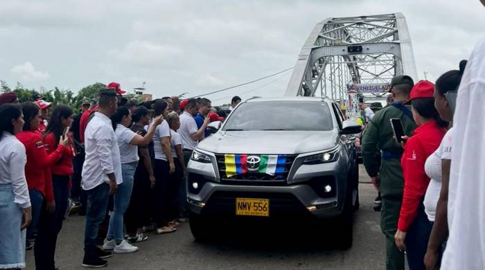 Fotografía cedida por el Ministerio de Comercio de Colombia, que muestra el traslado de un carro por el puente internacional Unión, este jueves en Puerto Santander, Colombia.