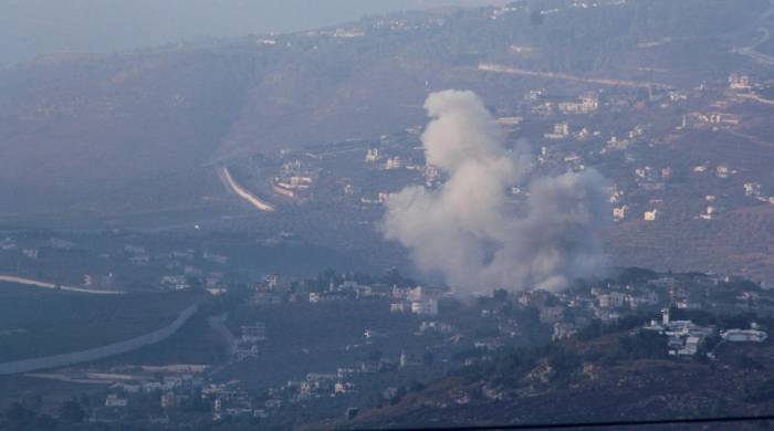 Columnas de humo se elevan desde el lugar de un ataque aéreo israelí contra aldeas libanesas, visto desde Marjayún, en el sur del Líbano, el 23 de septiembre de 2024.