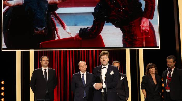 El cineasta Albert Serra (c) recibe junto a su equipo la Concha de Oro a la mejor película este sábado en el 72 Festival de Cine de San Sebastián.