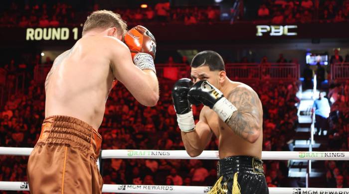 El mexicano Saúl 'Canelo' Álvarez (i) venció por votación unánime al puertorriqueño Edgar Berlanga en el T-Mobile Arena en Las Vegas.