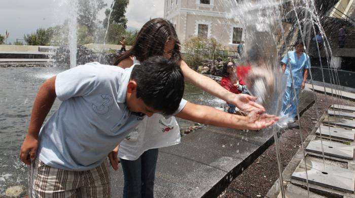 Niños juegan con chorros de agua en el Museo del Agua en Quito, Ecuador.