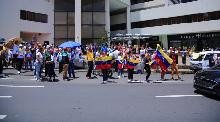 Mientras los venezolanos en Panamá votan en la embajada líderes políticos panameños expresan su solidaridad con ellos.