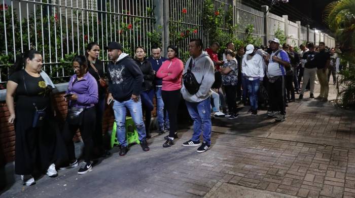 Ciudadanos esperan en una fila para votar este domingo, en un centro de votación en Caracas, Venezuela.