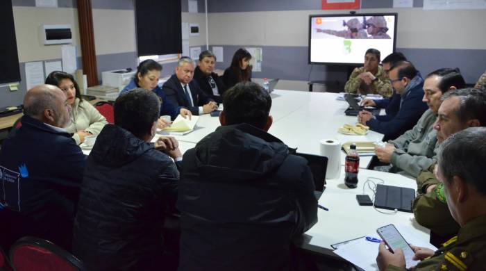 FotografÍa cedida por el Ministerio del Interior, de una sesión del Consejo de Seguridad Fronteriza con distintas entidades, este jueves en Colchane (Chile).