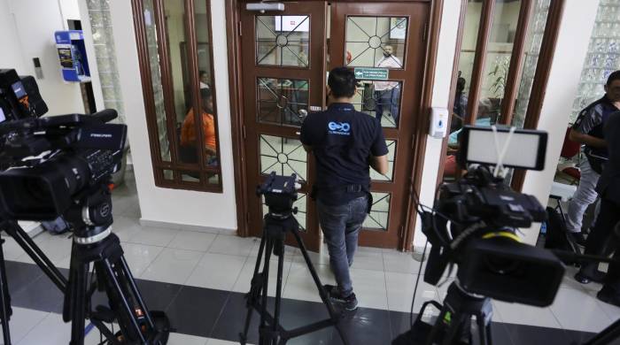 Fotografía de archivo de periodistas que esperan afuera de la Corte Suprema de Justicia en la ciudad de Panamá.